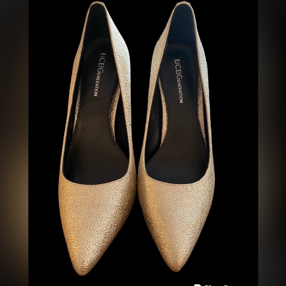 BCBG GENERATION HEIDI PUMPS platinum gold